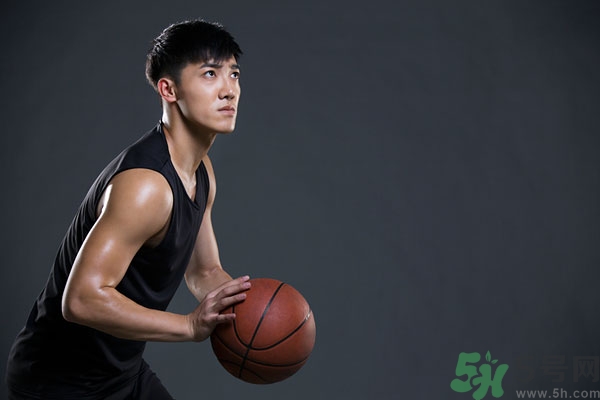 打籃球崴腳了怎么快速恢復(fù)？打籃球腳崴了腫了怎么辦？