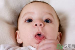 秋天嬰兒穿什么衣服？嬰兒秋天穿什么衣服？