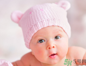 秋天嬰兒穿什么衣服？嬰兒秋天穿什么衣服？