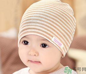 秋天嬰兒睡覺穿什么？嬰兒秋天睡覺穿什么？