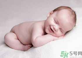 秋天嬰兒睡覺穿什么？嬰兒秋天睡覺穿什么？