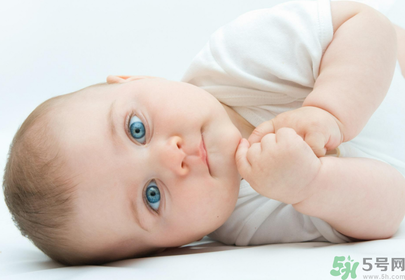 秋天嬰兒睡覺穿什么？嬰兒秋天睡覺穿什么？