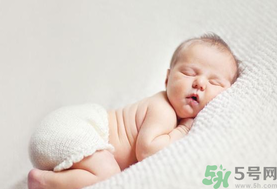 嬰兒秋天拉肚子怎么辦？秋天嬰兒拉肚子怎么辦？