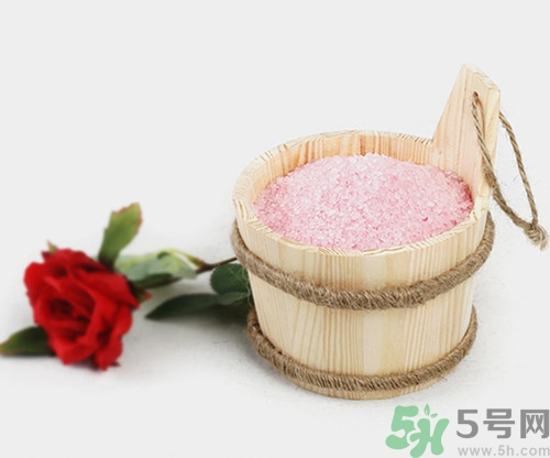 浴鹽可以洗臉嗎?浴鹽洗臉有什么好處 浴鹽可以洗臉嗎?浴鹽洗臉有什么好處