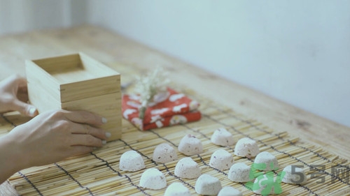 浴鹽可以洗臉嗎?浴鹽洗臉有什么好處 浴鹽可以洗臉嗎?浴鹽洗臉有什么好處