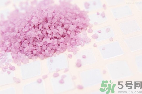 浴鹽可以洗臉嗎?浴鹽洗臉有什么好處 浴鹽可以洗臉嗎?浴鹽洗臉有什么好處