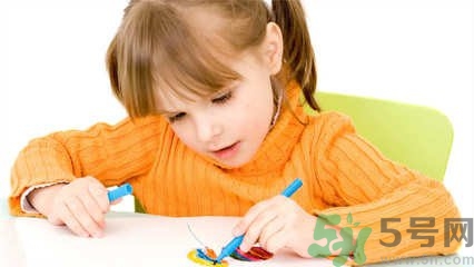 孩子左撇子怎么辦？孩子左撇子需要糾正嗎？