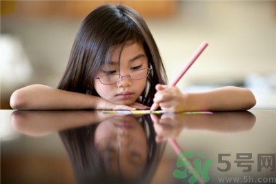 孩子左撇子怎么辦？孩子左撇子需要糾正嗎？