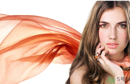 十月份可以戴圍巾嗎？十月份可以戴絲巾嗎？