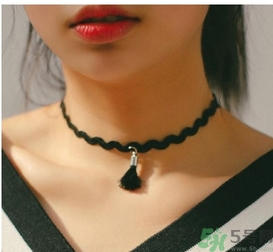 choker項(xiàng)鏈怎么搭配衣服？choker蕾絲項(xiàng)鏈搭配