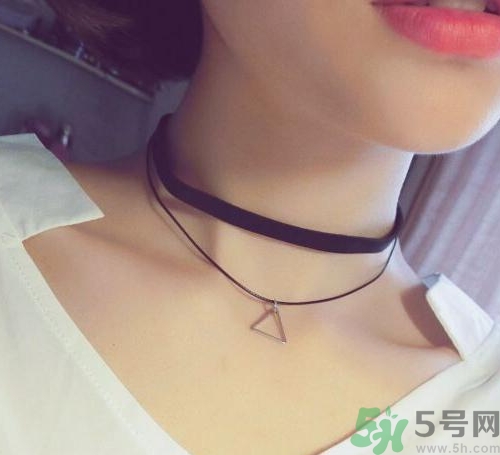 choker項(xiàng)鏈怎么搭配衣服？choker蕾絲項(xiàng)鏈搭配
