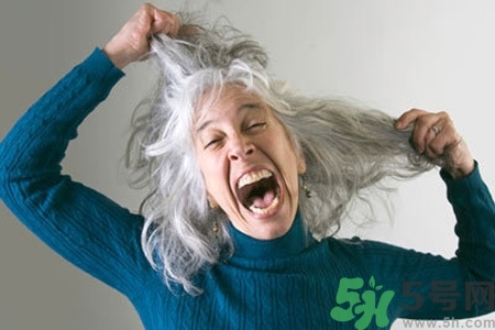 缺什么頭發(fā)會變白？年輕人頭發(fā)變白是缺維生素嗎？