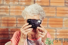 女生有白頭發(fā)怎么回事?女生有白頭發(fā)吃什么好 女生有白頭發(fā)怎么回事?女生有白頭發(fā)吃什么好