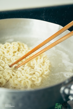 辛拉面是哪個國家的？辛拉面怎么煮好吃？