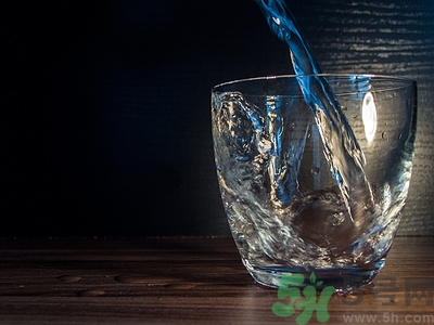 白開水好還是礦泉水好?白開水好和礦泉水的區(qū)別 白開水好還是礦泉水好?白開水好和礦泉水的區(qū)別