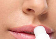 嘴巴起皮是上火了嗎？嘴巴干裂起皮是什么原因？