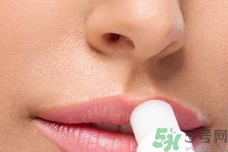 嘴巴起皮是怎么回事？嘴巴干裂起皮很疼怎么辦？
