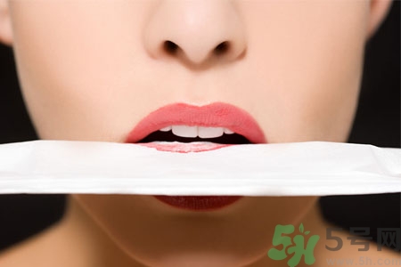 嘴巴起皮是上火了嗎？嘴巴干裂起皮是什么原因？