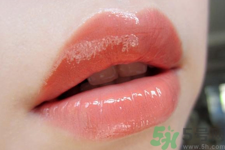 嘴巴起皮是上火了嗎？嘴巴干裂起皮是什么原因？