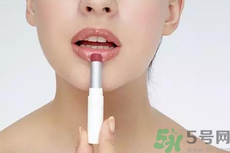 嘴巴起皮是缺什么？嘴巴起皮是缺維生素嗎？