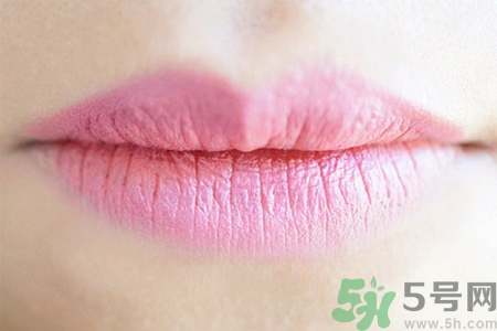 秋天嘴巴起皮吃什么水果好？嘴巴起皮吃什么食物好？