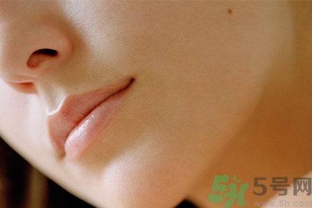 秋天嘴巴起皮吃什么水果好？嘴巴起皮吃什么食物好？