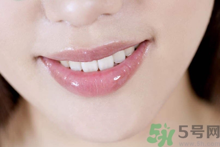 秋天嘴巴起皮吃什么水果好？嘴巴起皮吃什么食物好？