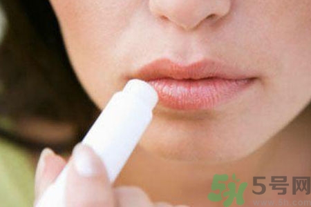 秋天嘴巴起皮吃什么水果好？嘴巴起皮吃什么食物好？
