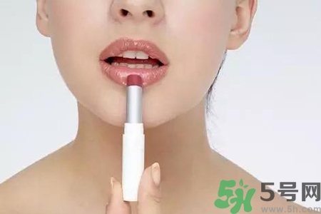 嘴巴起皮吃什么蔬菜好？嘴巴起皮吃什么好的快？