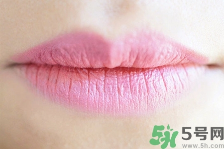 嘴巴起皮吃什么蔬菜好？嘴巴起皮吃什么好的快？