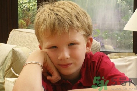 小孩打耳洞對視力好嗎？為什么小時候打耳洞對視力好？