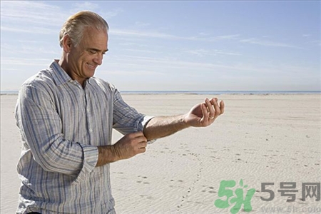 襯衣里面穿什么?襯衣里面為什么穿背心? 襯衣里面穿什么?襯衣里面為什么穿背心?