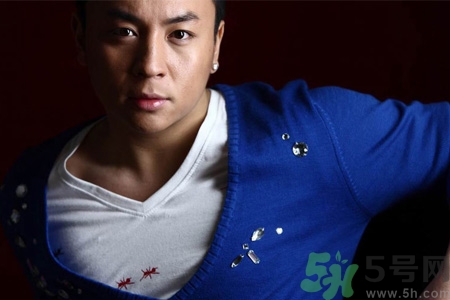 男性耳飾怎么挑選？男生耳釘左右耳的含義是什么？