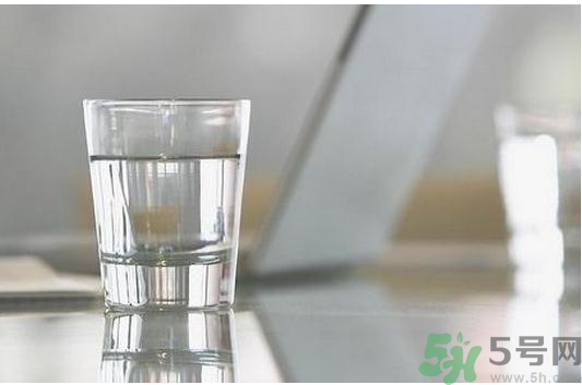 產(chǎn)婦多喝水奶水會多嗎？產(chǎn)婦多喝水奶水會稀嗎？