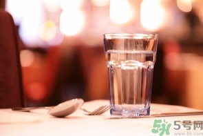 產(chǎn)婦多喝水奶水會多嗎？產(chǎn)婦多喝水奶水會稀嗎？