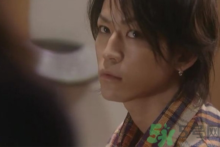 男生耳洞打哪邊比較好？男生耳洞打左邊還是右邊比較好看？