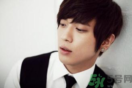 男生耳洞打哪邊比較好？男生耳洞打左邊還是右邊比較好看？