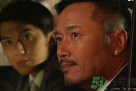 男生耳洞打哪邊比較好？男生耳洞打左邊還是右邊比較好看？