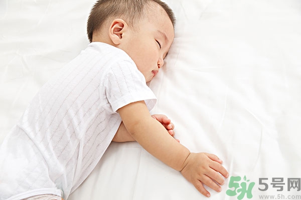 寶寶睡覺張著嘴是怎么回事？寶寶睡覺為什么張著嘴？