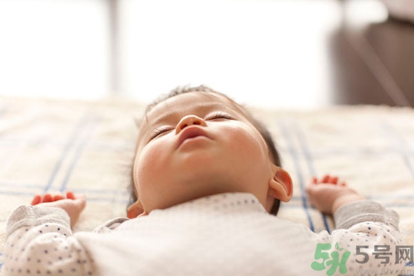 寶寶睡覺張著嘴是怎么回事？寶寶睡覺為什么張著嘴？