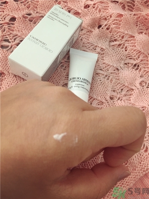 阿瑪尼黑鑰匙至臻奐顏精華乳怎么樣？阿瑪尼黑鑰匙精華乳好用嗎？