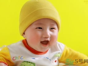 寶寶多大穿鞋子比較好？寶寶多大可以穿鞋？