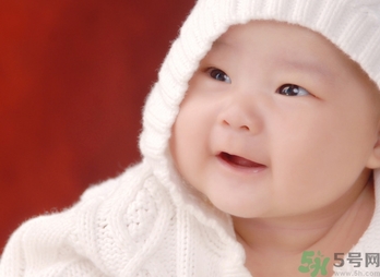 寶寶多大穿鞋子比較好？寶寶多大可以穿鞋？