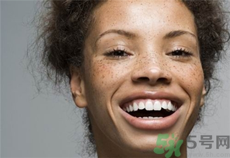 皮膚缺水有哪些癥狀?皮膚缺水會導致哪些問題? 皮膚缺水有哪些癥狀?皮膚缺水會導致哪些問題?