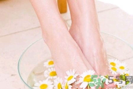 冬天泡腳放什么好？冬天經常泡腳有什么好處？