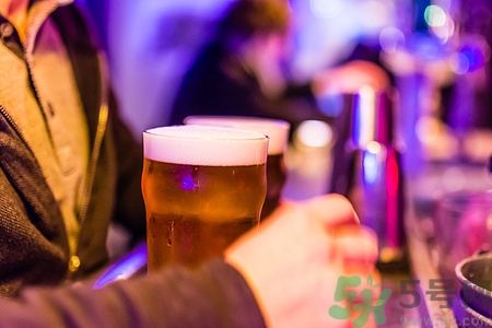 坐飛機前可以喝酒嗎?坐飛機可以喝酒嗎 坐飛機前可以喝酒嗎?坐飛機可以喝酒嗎