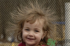 冬天頭發(fā)靜電怎么回事？冬天頭發(fā)靜電怎么辦？