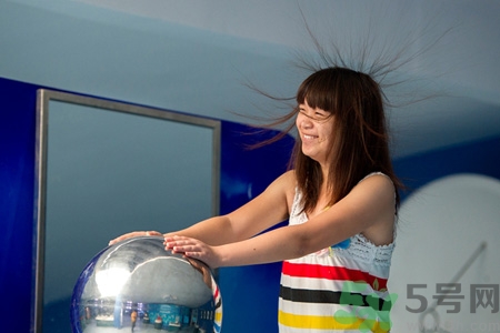 冬天頭發(fā)靜電怎么回事？冬天頭發(fā)靜電怎么辦？