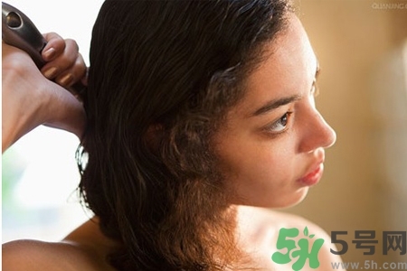 睡前能梳頭嗎？睡覺(jué)前梳頭會(huì)影響睡眠嗎？