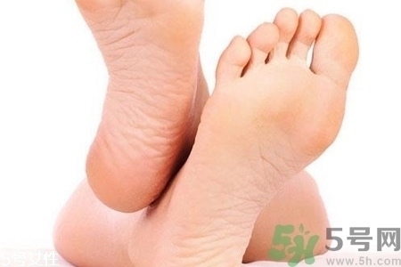 腳后跟腫是什么原因引起的？腳后跟腫怎么辦？